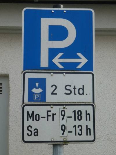 Leider kein Einzelfall und selbst vor stdtischen Einrichtungen in Pfungstadt zu finden: Sowohl der in der StVO nicht vorgesehene Doppelpfeil im \