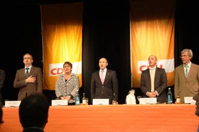 Das Podium beim Singen der Nationalhymne