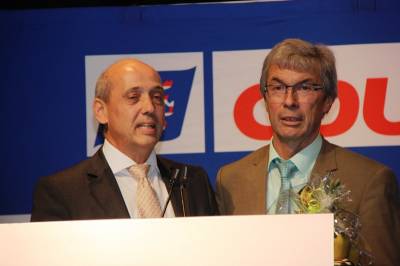 Kreisvorsitzender Gottfried Milde gratuliert dem frisch-gek�rten Landratskandidaten