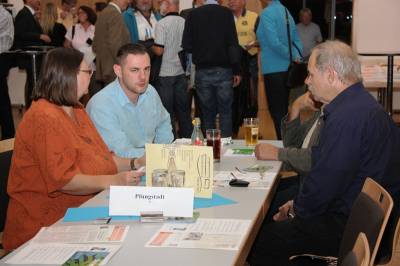 Teile der Pfungst�dter Delegierten im Gespr�ch vor dem Parteitag