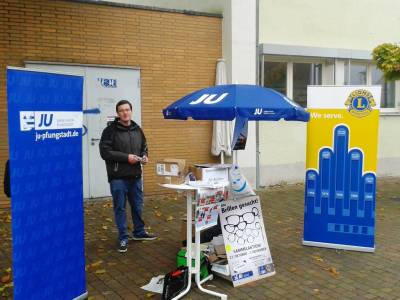 Matthias Zerfa am gemeisamen Sammelstand von JU und Lions Club am Wochenmarkt in Pfungstadt