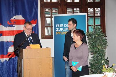 Fraktionsvorsitzender Jochen Kockegei bergab eine 200,-  Spende der CDU-Fraktionsmitglieder an die Kinder- und Jugendfrderung der Stadt Pfungstadt fr den Neubau einer Skateranlage.