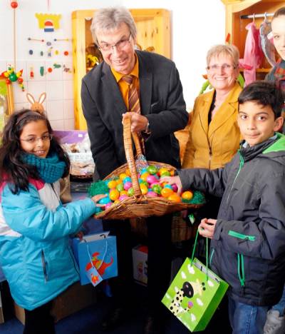 Landratskandidat Dr. Thomas gab den Startschuss fr die Ostergeschenke pnktlich um 14:00 Uhr
Foto: Gnter Krmer
