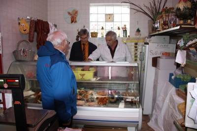 Hinter der Verkaufstheke im Hofladen von Familie Ruppenthal mit dem Seniorchef Jrgen Ruppenthal