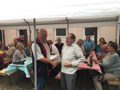 Edgar Meixner wird vom Vorsitzenden Franz Schn fr seine 30 jhrige Mitgliedschaft geehrt.