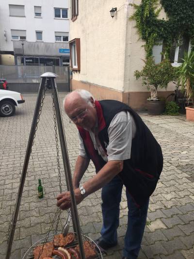 Der Vorsitzende Franz Schn als Grillmeister.